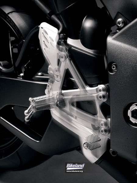 2009_YZF-R1_Fea_US_16